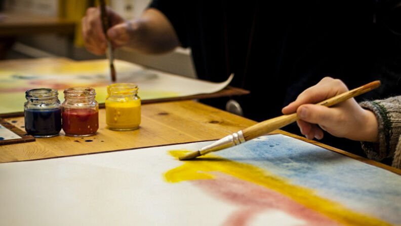 Nærbilde av barn som maler ved bordet