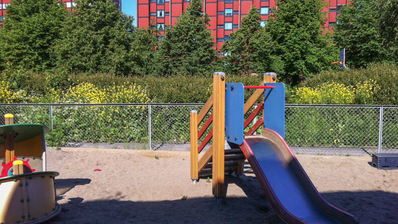 Lilleborg barnehage- sandkasse med klatrestativ og sklie