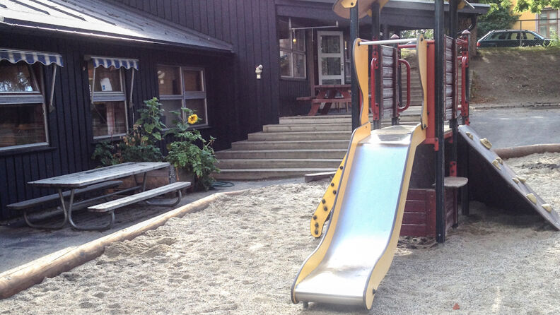 Lilleborg barnehage med sklie og klatrehus i forgrunn