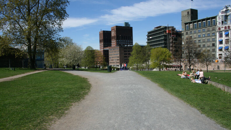 Kontraskjæret med rådhuset i bakgrunn.